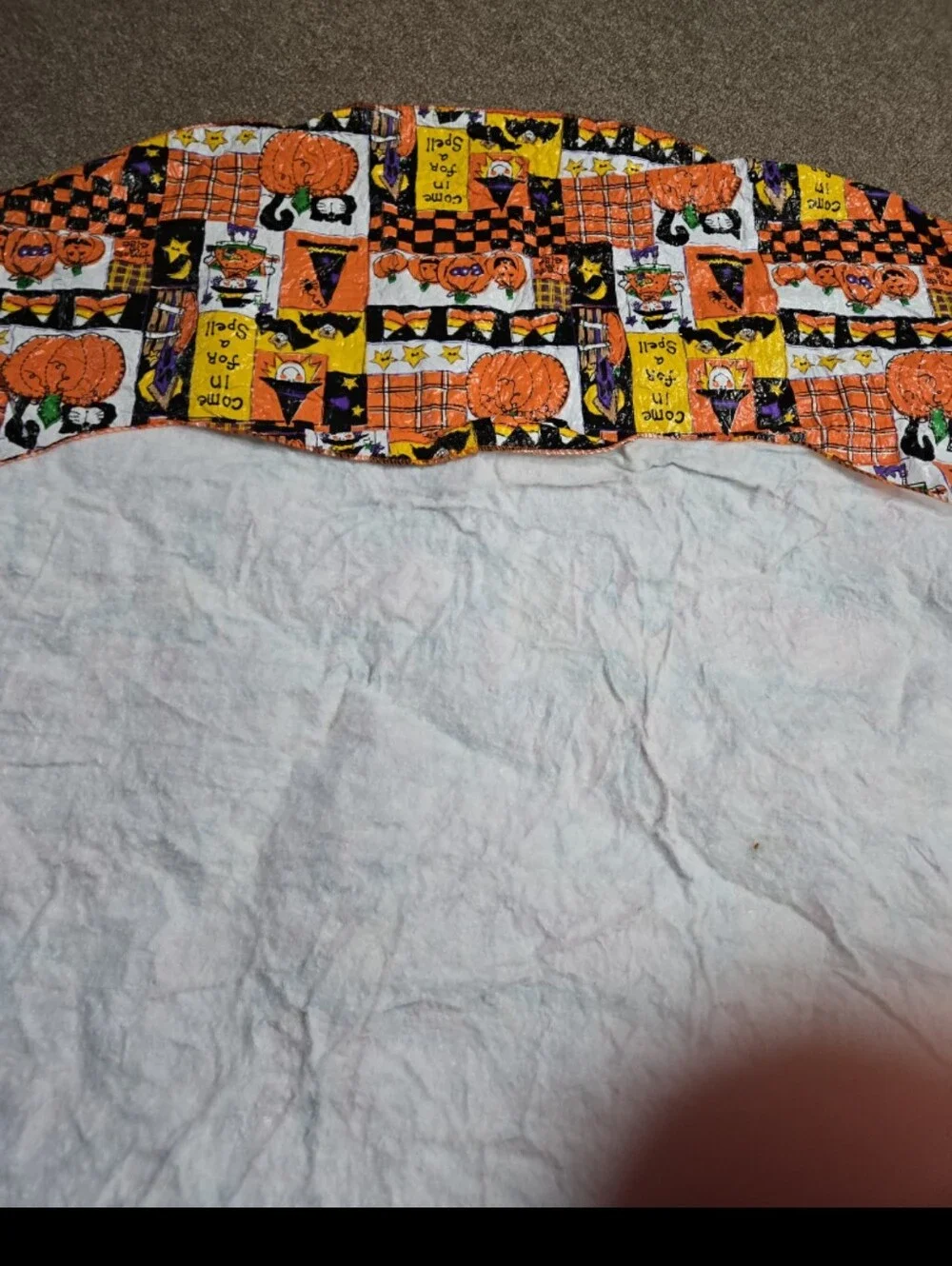 VINTAGE HALLOWEEN 56IN ROUND PLASTIC GRAPHIC TABLE CLOTH